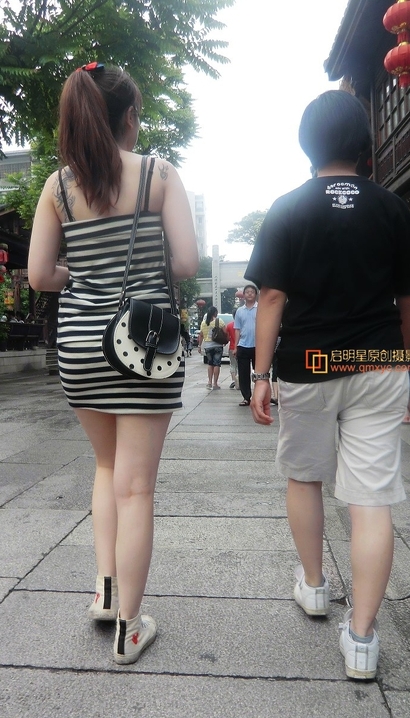 抓拍天生丽质的性感超短裙丰臀女生[ZD-TR1X]