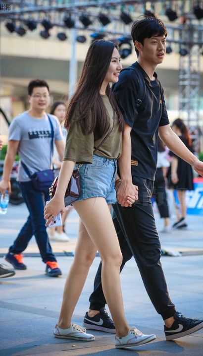 街拍大家闺秀的小清新热裤丰臀辣妹[LL-87ZW]