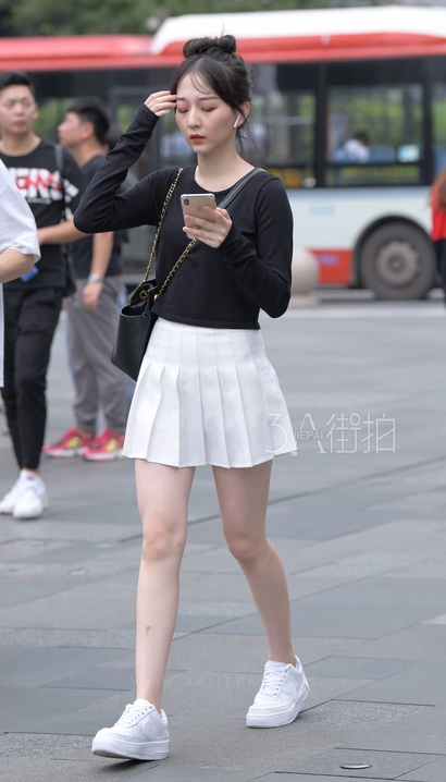 一位优雅大方的时髦小短裙丰臀辣妹[EQ-29G6]